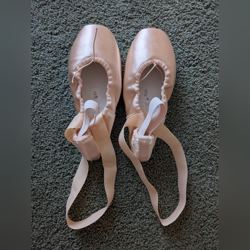 Pre-Sewn Nikolay Nova Flex Pointe Shoes - 5.5 3X Medium Shank